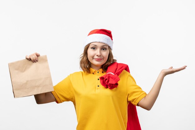 Cerca de joven mujer bonita con sombrero de Navidad aislado