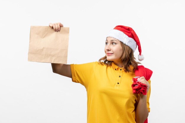 Cerca de joven mujer bonita con sombrero de Navidad aislado