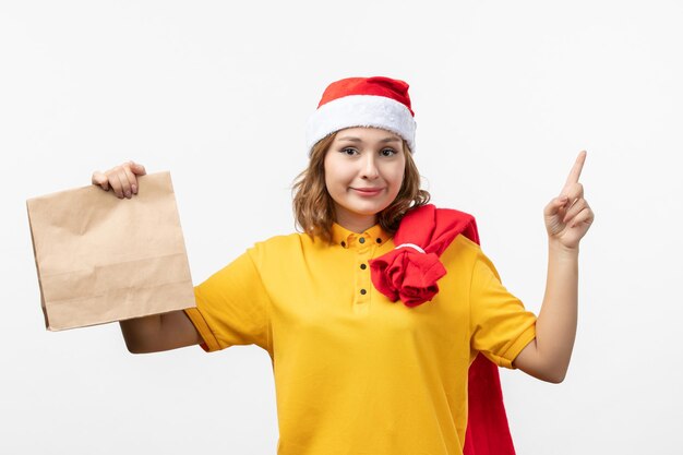 Cerca de joven mujer bonita con sombrero de Navidad aislado