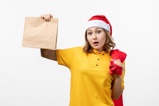 Cerca de joven mujer bonita con sombrero de Navidad aislado