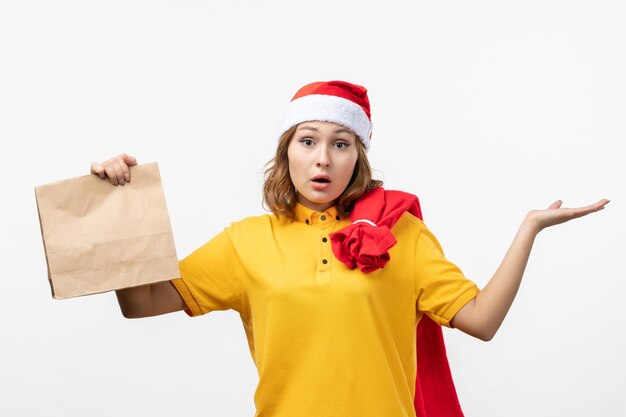 Cerca de joven mujer bonita con sombrero de Navidad aislado