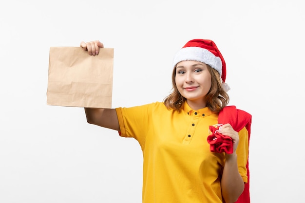 Cerca de joven mujer bonita con sombrero de Navidad aislado