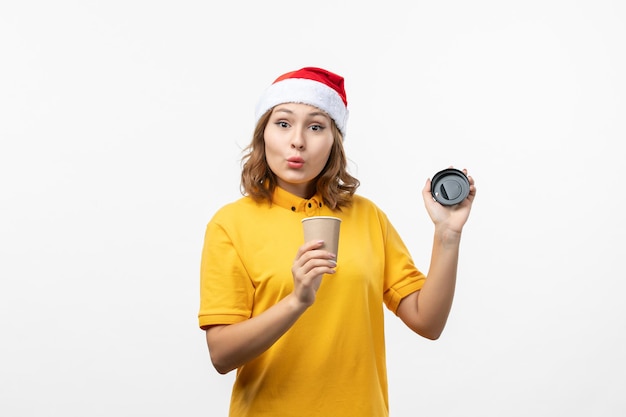 Cerca de joven mujer bonita con sombrero de Navidad aislado