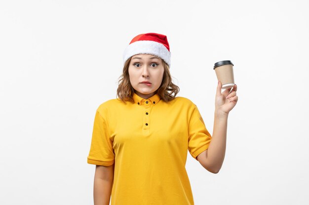 Cerca de joven mujer bonita con sombrero de Navidad aislado