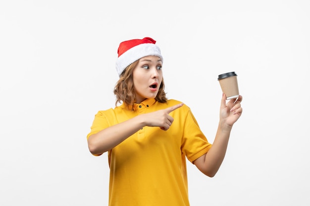 Cerca de joven mujer bonita con sombrero de Navidad aislado