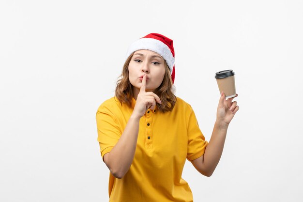 Cerca de joven mujer bonita con sombrero de Navidad aislado