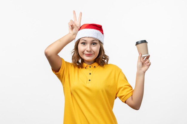 Cerca de joven mujer bonita con sombrero de Navidad aislado