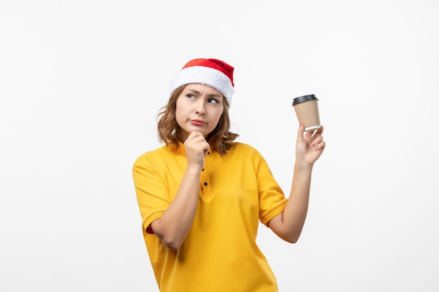 Cerca de joven mujer bonita con sombrero de Navidad aislado