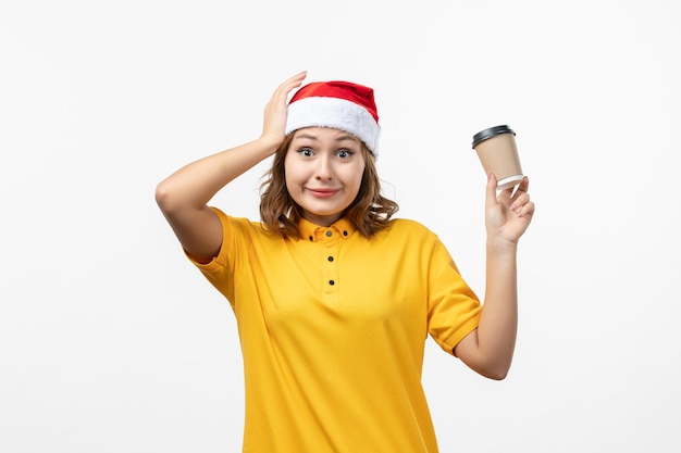 Cerca de joven mujer bonita con sombrero de Navidad aislado