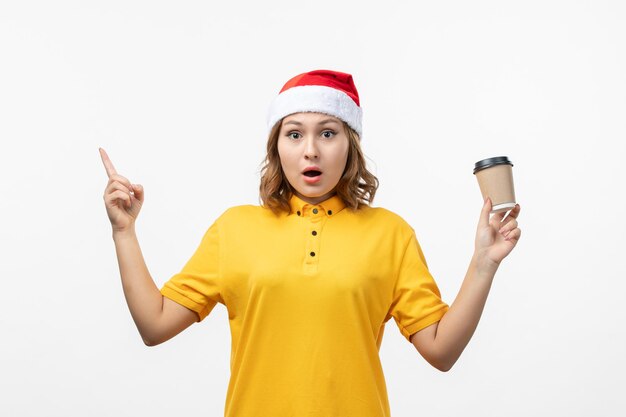 Cerca de joven mujer bonita con sombrero de Navidad aislado