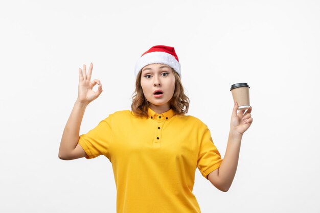 Cerca de joven mujer bonita con sombrero de Navidad aislado