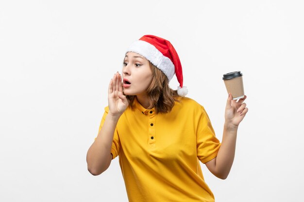 Cerca de joven mujer bonita con sombrero de Navidad aislado