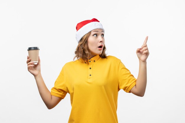 Cerca de joven mujer bonita con sombrero de Navidad aislado