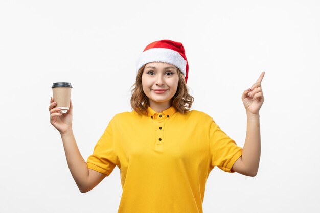 Cerca de joven mujer bonita con sombrero de Navidad aislado