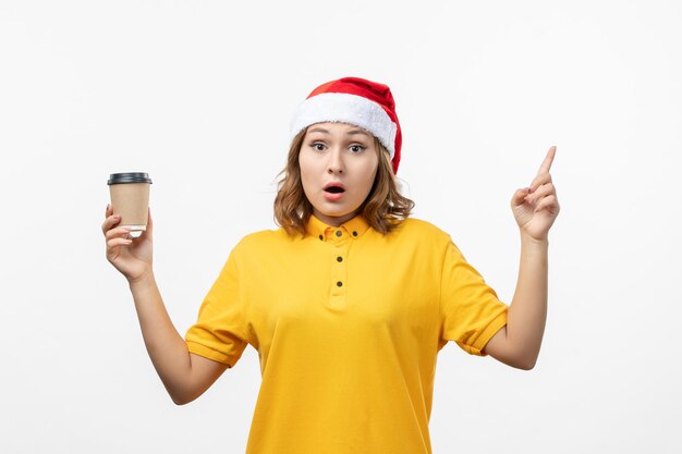 Cerca de joven mujer bonita con sombrero de Navidad aislado