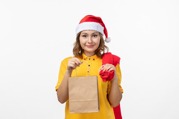 Cerca de joven mujer bonita con sombrero de Navidad aislado