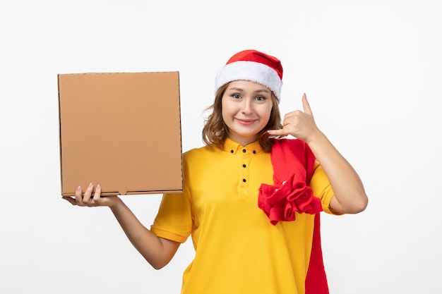 Cerca de joven mujer bonita con sombrero de Navidad aislado