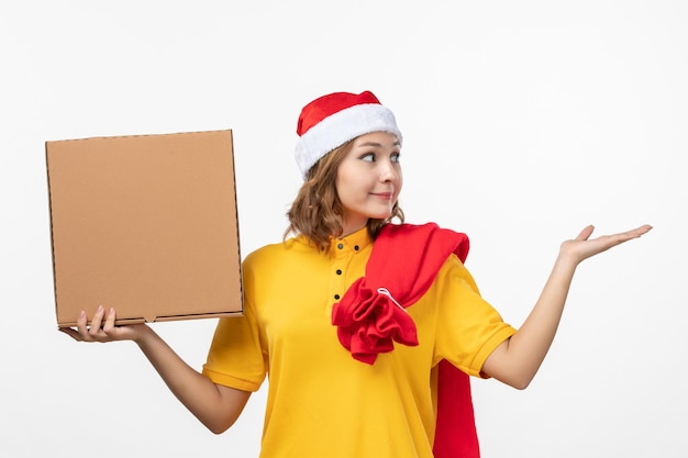 Cerca de joven mujer bonita con sombrero de Navidad aislado