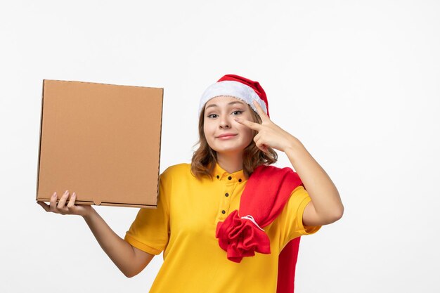 Cerca de joven mujer bonita con sombrero de Navidad aislado