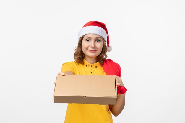 Cerca de joven mujer bonita con sombrero de Navidad aislado