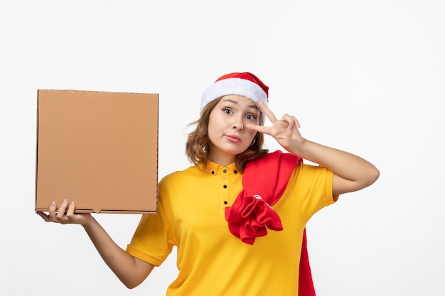 Cerca de joven mujer bonita con sombrero de Navidad aislado