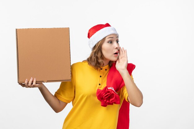 Cerca de joven mujer bonita con sombrero de Navidad aislado