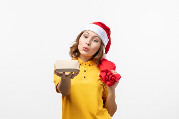 Cerca de joven mujer bonita con sombrero de Navidad aislado