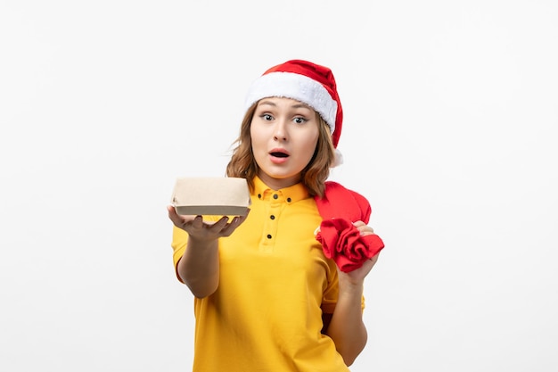 Cerca de joven mujer bonita con sombrero de Navidad aislado