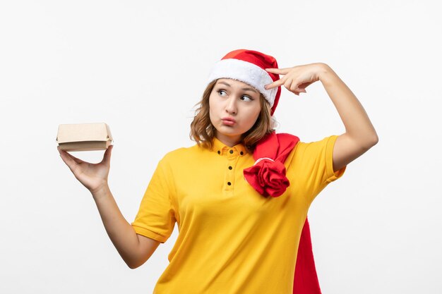 Cerca de joven mujer bonita con sombrero de Navidad aislado