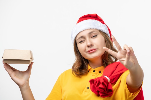 Cerca de joven mujer bonita con sombrero de Navidad aislado