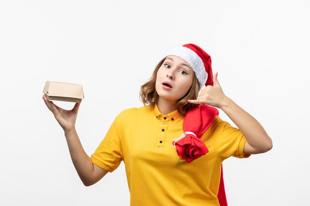 Cerca de joven mujer bonita con sombrero de Navidad aislado