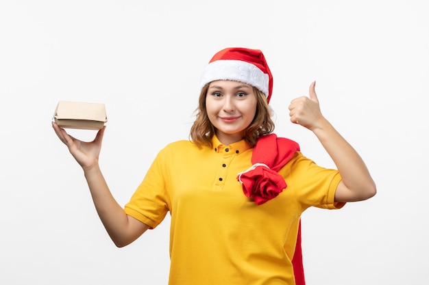 Cerca de joven mujer bonita con sombrero de Navidad aislado