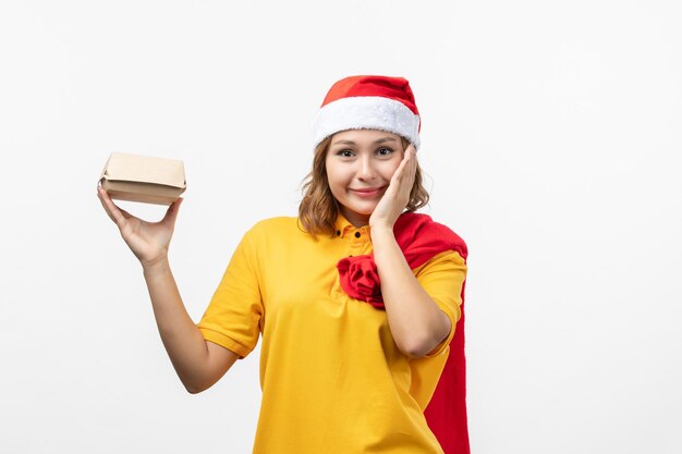 Cerca de joven mujer bonita con sombrero de Navidad aislado