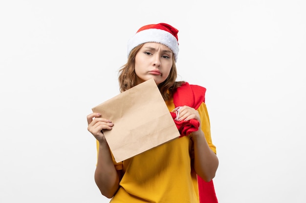 Cerca de joven mujer bonita con sombrero de Navidad aislado