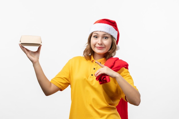 Cerca de joven mujer bonita con sombrero de Navidad aislado