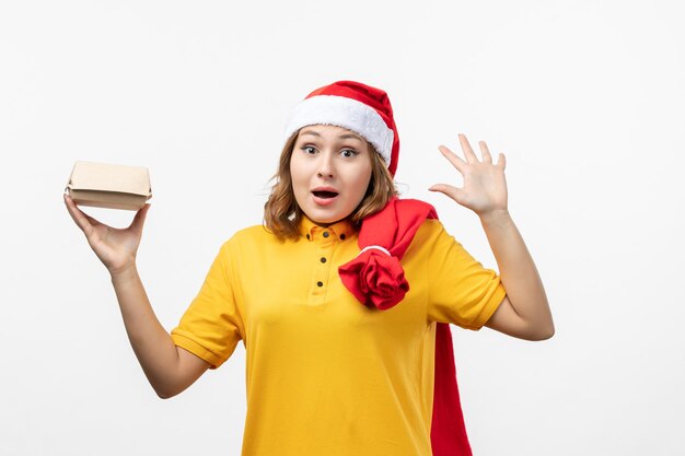 Cerca de joven mujer bonita con sombrero de Navidad aislado