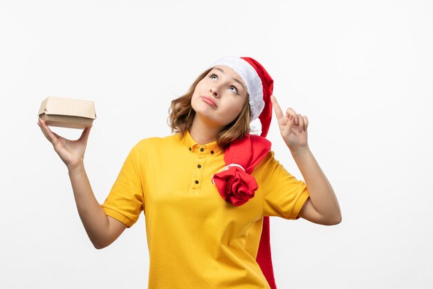 Cerca de joven mujer bonita con sombrero de Navidad aislado