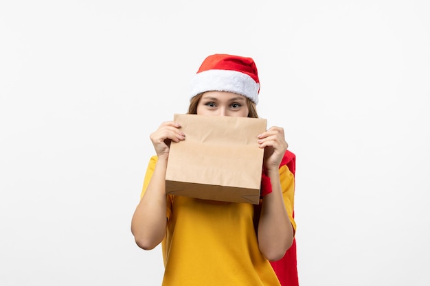 Cerca de joven mujer bonita con sombrero de Navidad aislado