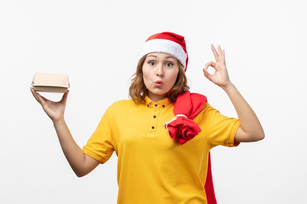 Cerca de joven mujer bonita con sombrero de Navidad aislado