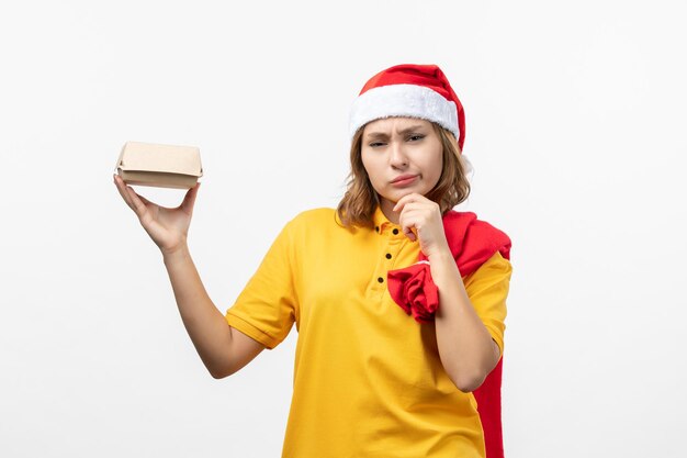 Cerca de joven mujer bonita con sombrero de Navidad aislado