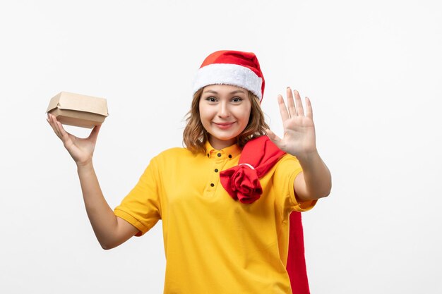 Cerca de joven mujer bonita con sombrero de Navidad aislado