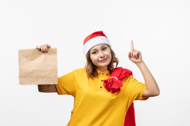 Cerca de joven mujer bonita con sombrero de Navidad aislado