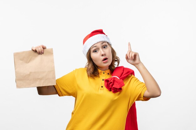 Cerca de joven mujer bonita con sombrero de Navidad aislado