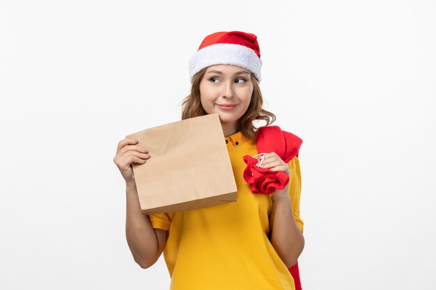 Cerca de joven mujer bonita con sombrero de Navidad aislado