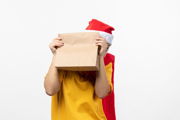 Cerca de joven mujer bonita con sombrero de Navidad aislado