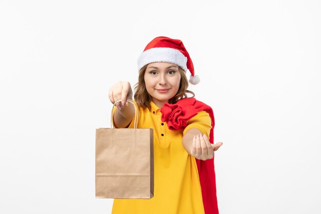 Cerca de joven mujer bonita con sombrero de Navidad aislado