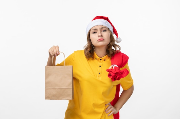 Cerca de joven mujer bonita con sombrero de Navidad aislado