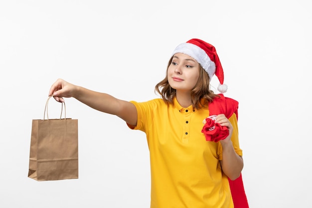 Cerca de joven mujer bonita con sombrero de Navidad aislado