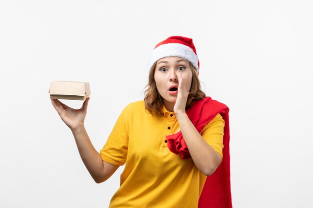 Cerca de joven mujer bonita con sombrero de Navidad aislado