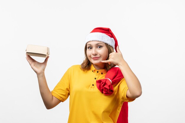 Cerca de joven mujer bonita con sombrero de Navidad aislado